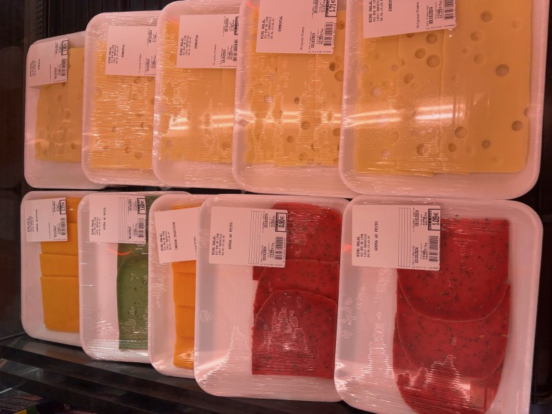 Plateau de fromage et charcuterie à la coupe pour raclette dans une boucherie à Marseille